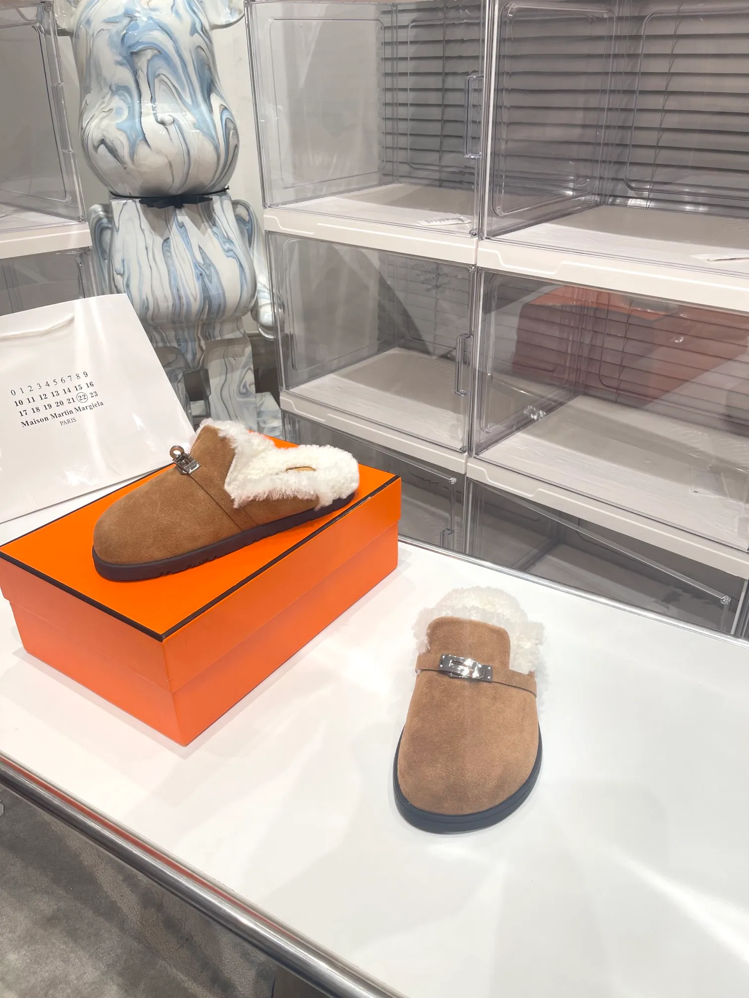 【HERMESG】Furry mop P: 580💰 ●Number of sizes: Men 39-44 (45 custom-made) Women 35-40 (41.42 custom-made) HERMES Hermès cute half-movers.  Classic family language design! It looks good no matter how you match it! Casual and high-end feeling, the comfort is also great, paired with various colorful socks, it has a trendy high-end feel. The top version is made of high-quality real wool ●Upper: imported cow suede ●Inner: imported sheepskin one piece ●Foot: imported mixed sheepskin ●Outsole: Tpu non-slip and wear-resistant outsole.